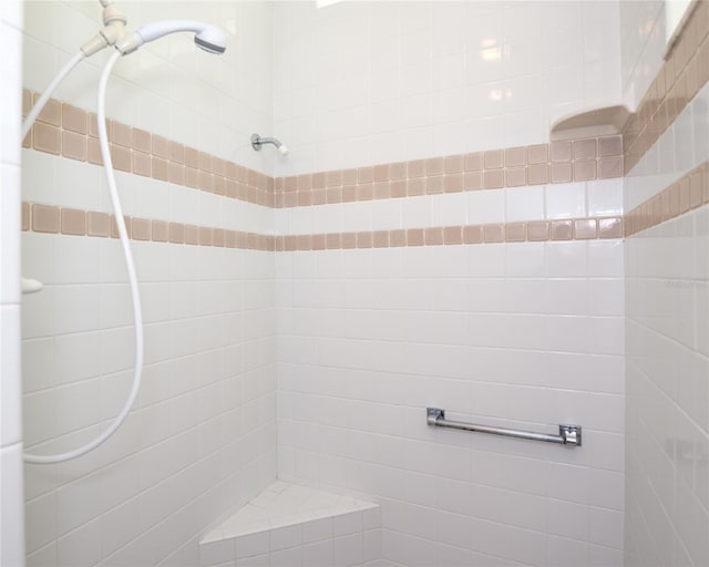 full bathroom featuring a tile shower