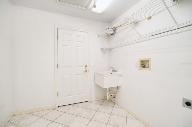 washroom featuring hookup for a washing machine, hookup for an electric dryer, light tile patterned flooring, laundry area, and baseboards