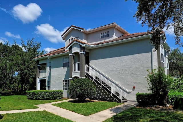 view of front of home featuring a front lawn