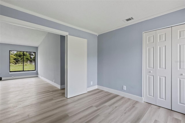 unfurnished room featuring light hardwood / wood-style flooring and ornamental molding