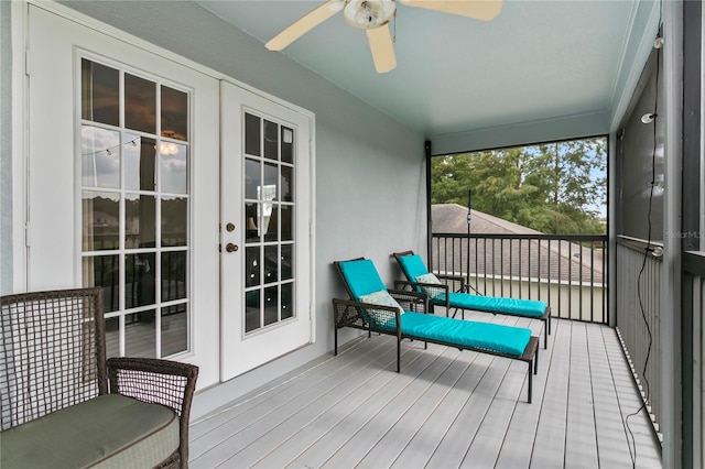 sunroom with ceiling fan