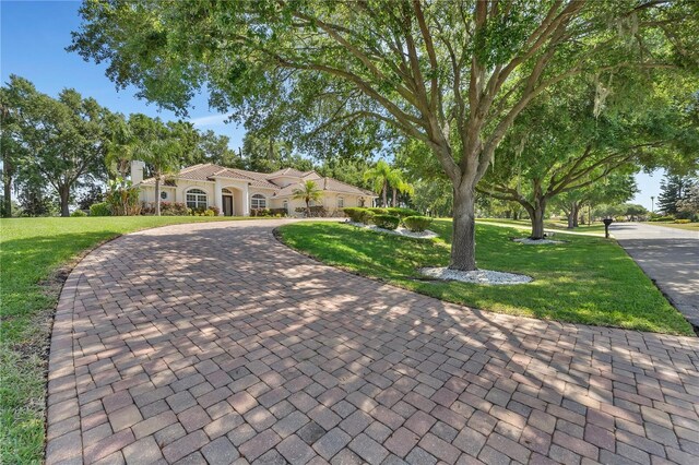 view of front of house featuring a front lawn