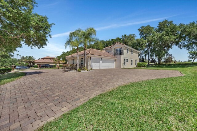 view of front of house featuring a front lawn