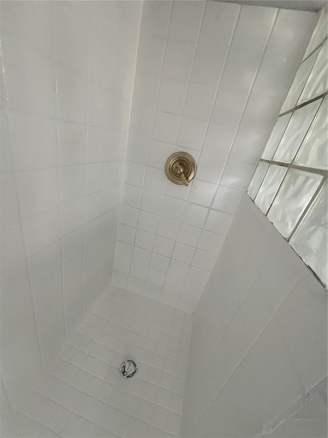 full bathroom featuring tiled shower