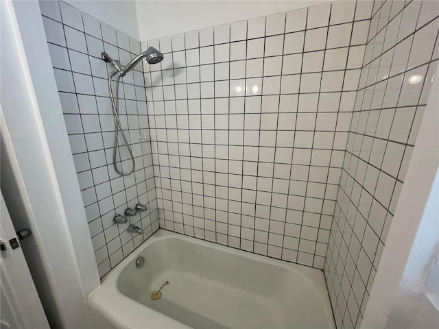 bathroom with tiled shower / bath