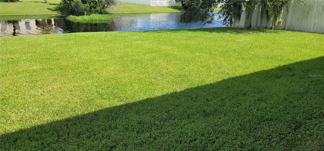 view of yard featuring a water view