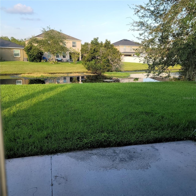 view of yard featuring a water view