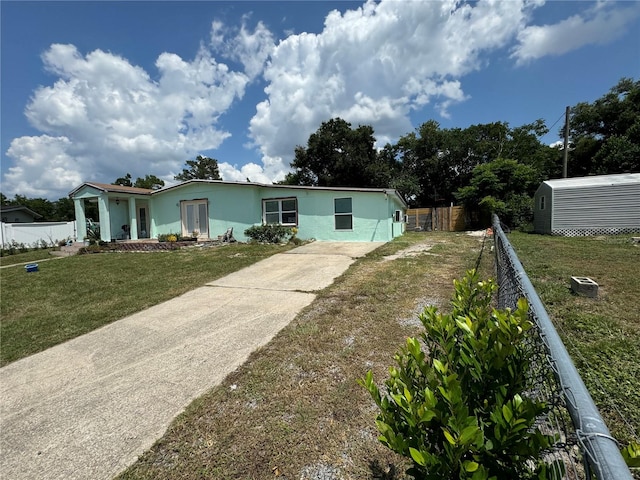 view of front of house featuring a front yard and an outdoor structure