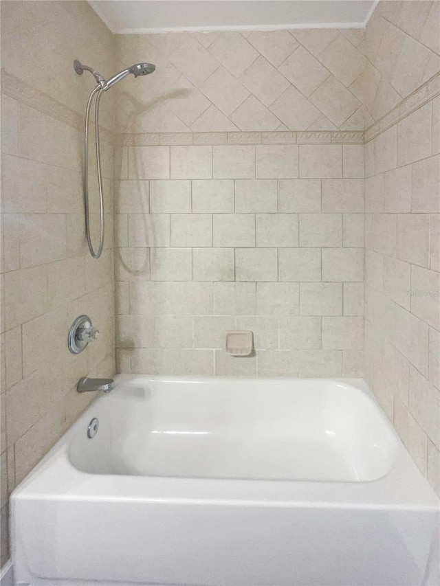 bathroom featuring tiled shower / bath