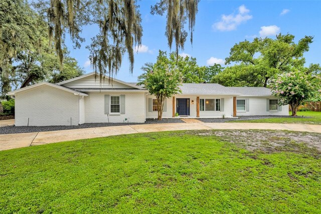 ranch-style home featuring a front lawn