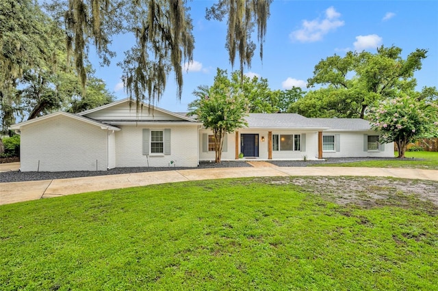 single story home featuring brick siding and a front yard