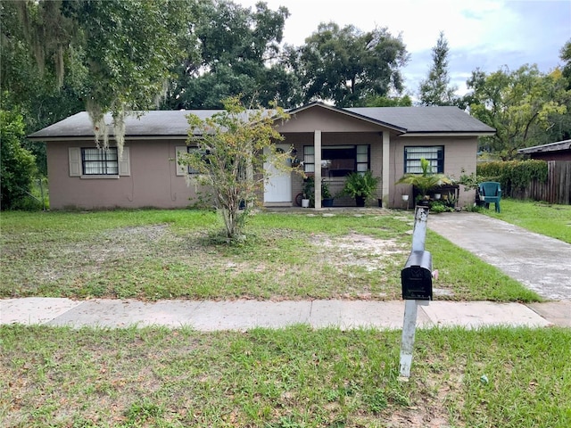 single story home featuring a front yard