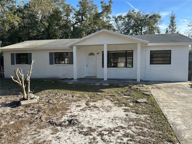 single story home with a porch