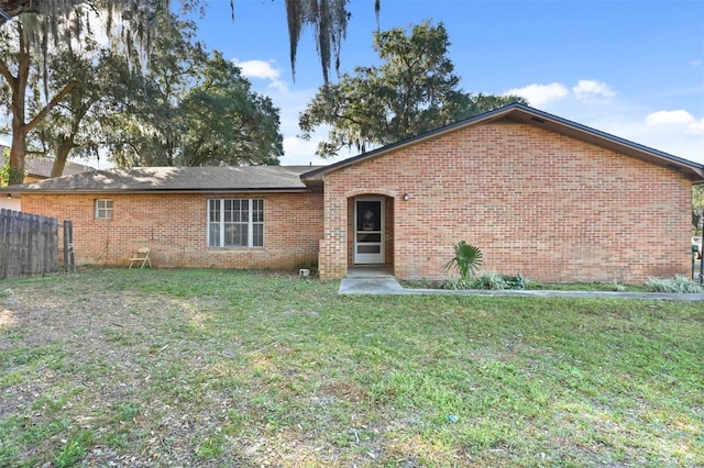 view of front of home featuring a front lawn