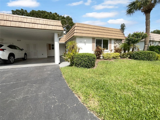 view of front of home with a carport and a front yard