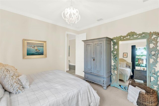 bedroom featuring light carpet, an inviting chandelier, visible vents, and crown molding