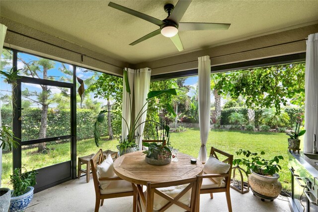 sunroom with ceiling fan