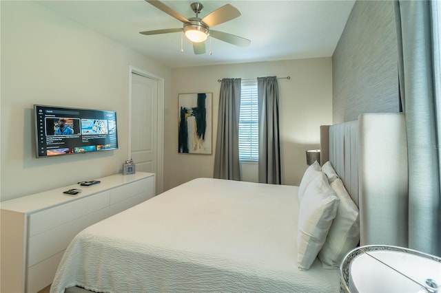 bedroom with ceiling fan