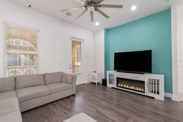 living room featuring dark wood-style floors, baseboards, a ceiling fan, and recessed lighting