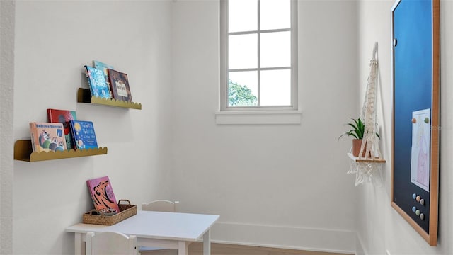 entryway featuring baseboards