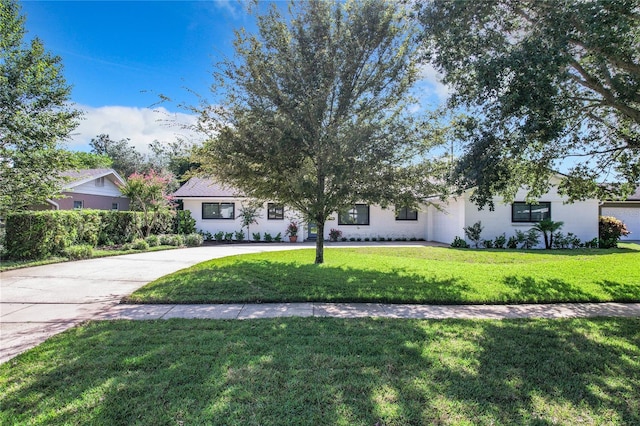 view of front of house featuring a front lawn