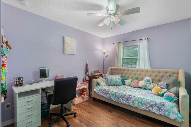 office area with ceiling fan, a textured ceiling, and hardwood / wood-style floors