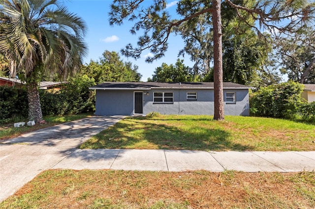 ranch-style house featuring a front yard