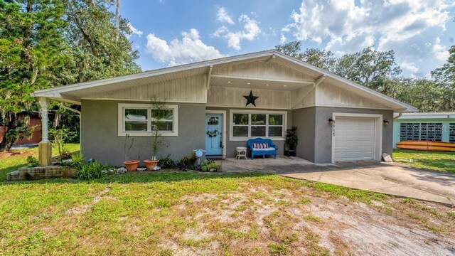 view of front of home featuring a front lawn and a garage