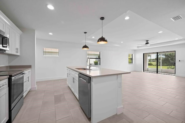 kitchen with recessed lighting, stainless steel appliances, a sink, visible vents, and open floor plan