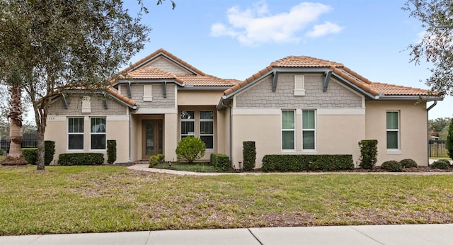 view of front of property featuring a front yard