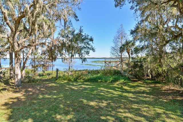 view of yard featuring a water view