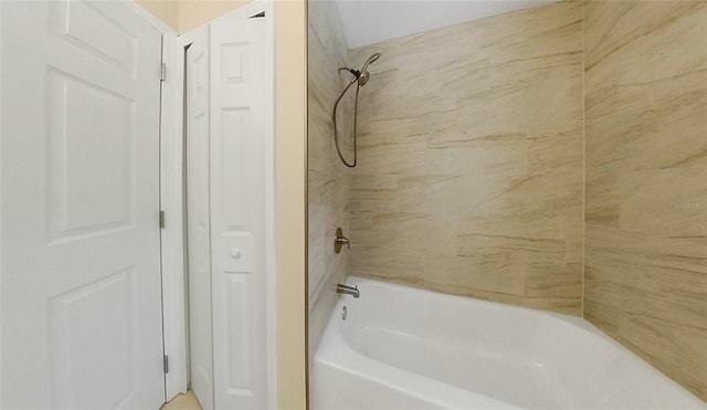 bathroom featuring tiled shower / bath