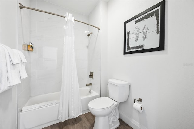 bathroom featuring toilet, wood finished floors, shower / bath combo with shower curtain, and baseboards