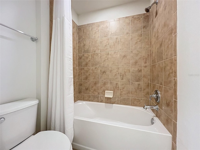 full bathroom featuring toilet and shower / bath combo with shower curtain