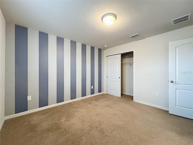 interior space featuring baseboards, visible vents, carpet flooring, and wallpapered walls