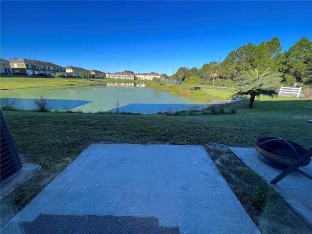 view of yard featuring a water view