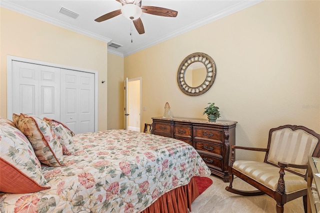 carpeted bedroom with crown molding, ceiling fan, and a closet