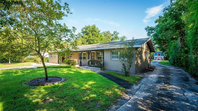 single story home featuring a front lawn