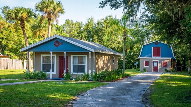 view of front of property featuring a front yard