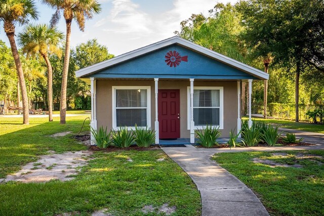 view of front of home with a front lawn