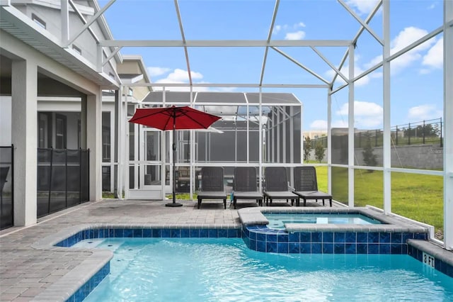 view of swimming pool with an in ground hot tub, a yard, a patio area, and a lanai