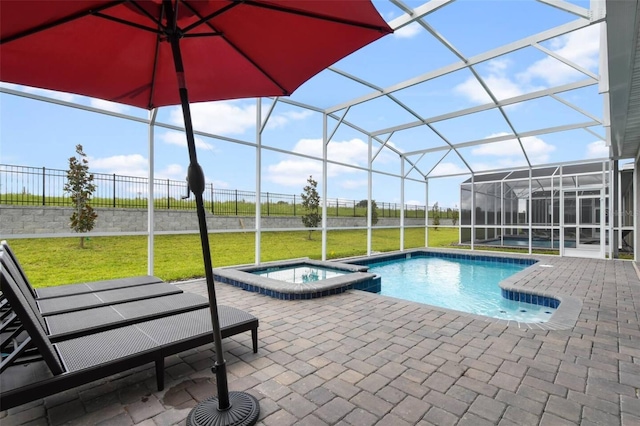 view of swimming pool featuring an in ground hot tub, a yard, a patio area, and a lanai