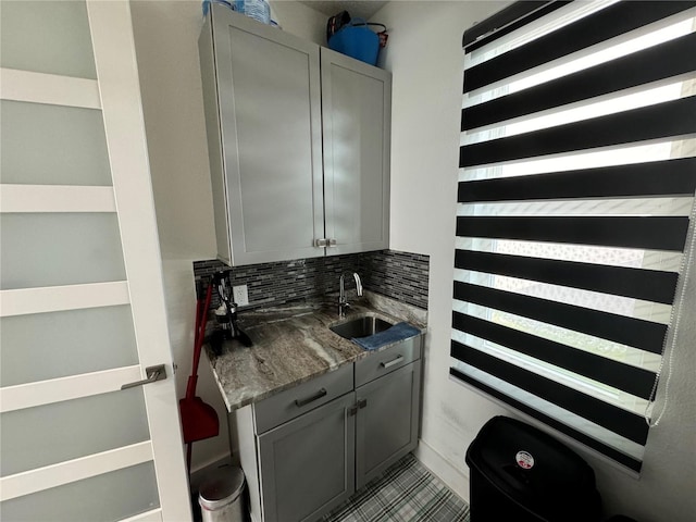 bar featuring a sink and decorative backsplash