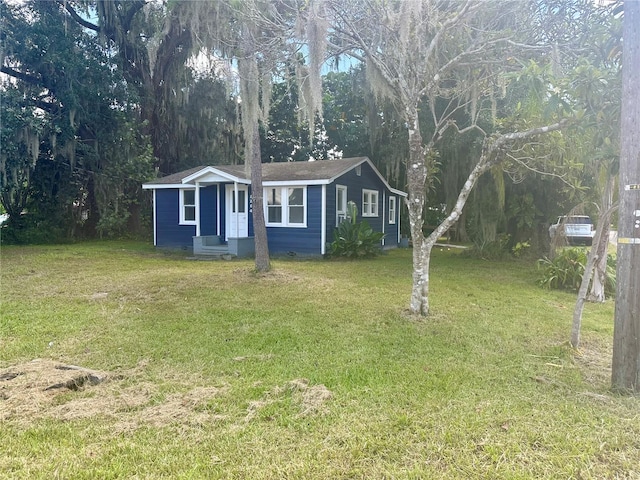 view of front facade with a front lawn