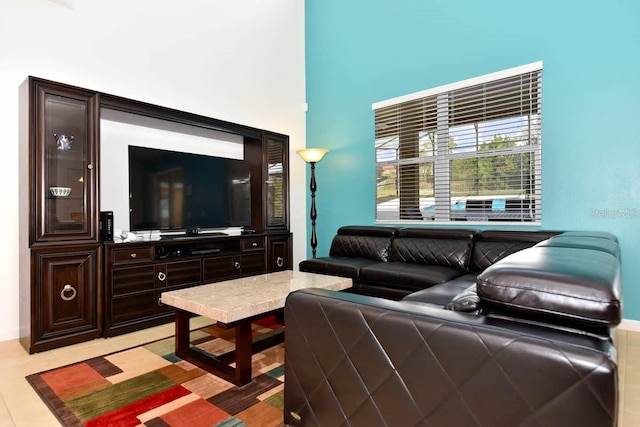 401 Cabello Dr, Davenport, FL 33837 - living area with a towering ceiling