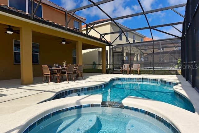 401 Cabello Dr, Davenport, FL 33837 - view of pool featuring ceiling fan, a patio, a pool with connected hot tub, and outdoor dining space