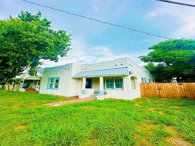 view of front of property featuring a front lawn