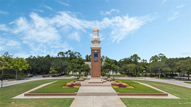 view of property's community featuring a lawn