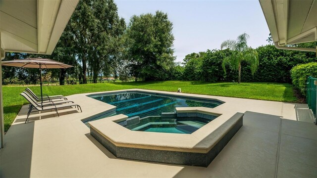 view of pool with an in ground hot tub, a patio, and a yard