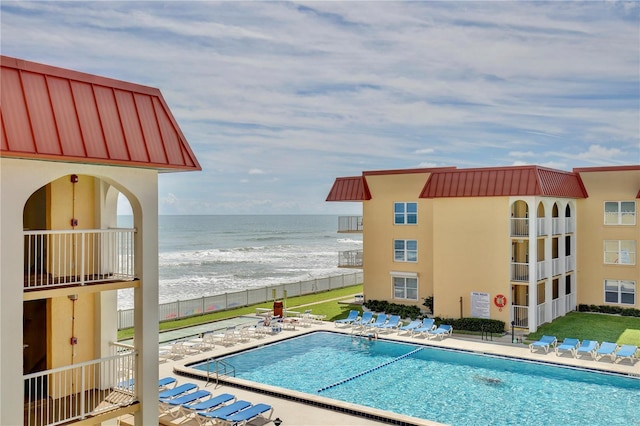 view of swimming pool featuring a water view